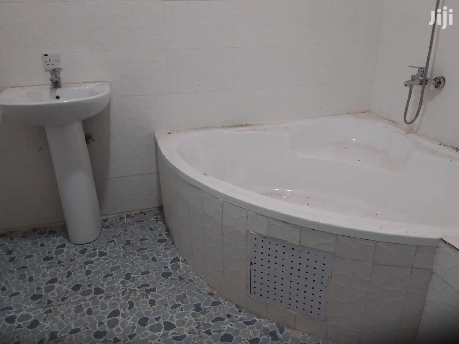 3bdrm House in Bronko Housing, Accra Metropolitan for sale