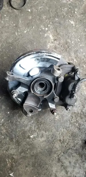 Nissan Hardbody Front Hub