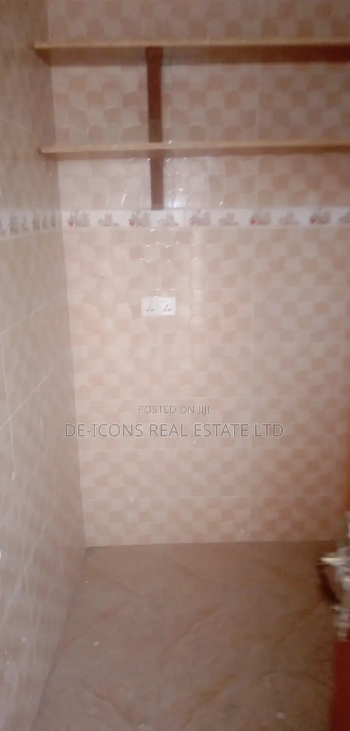1bdrm Duplex in De-Icons Real Estate, Awutu Senya East Municipal