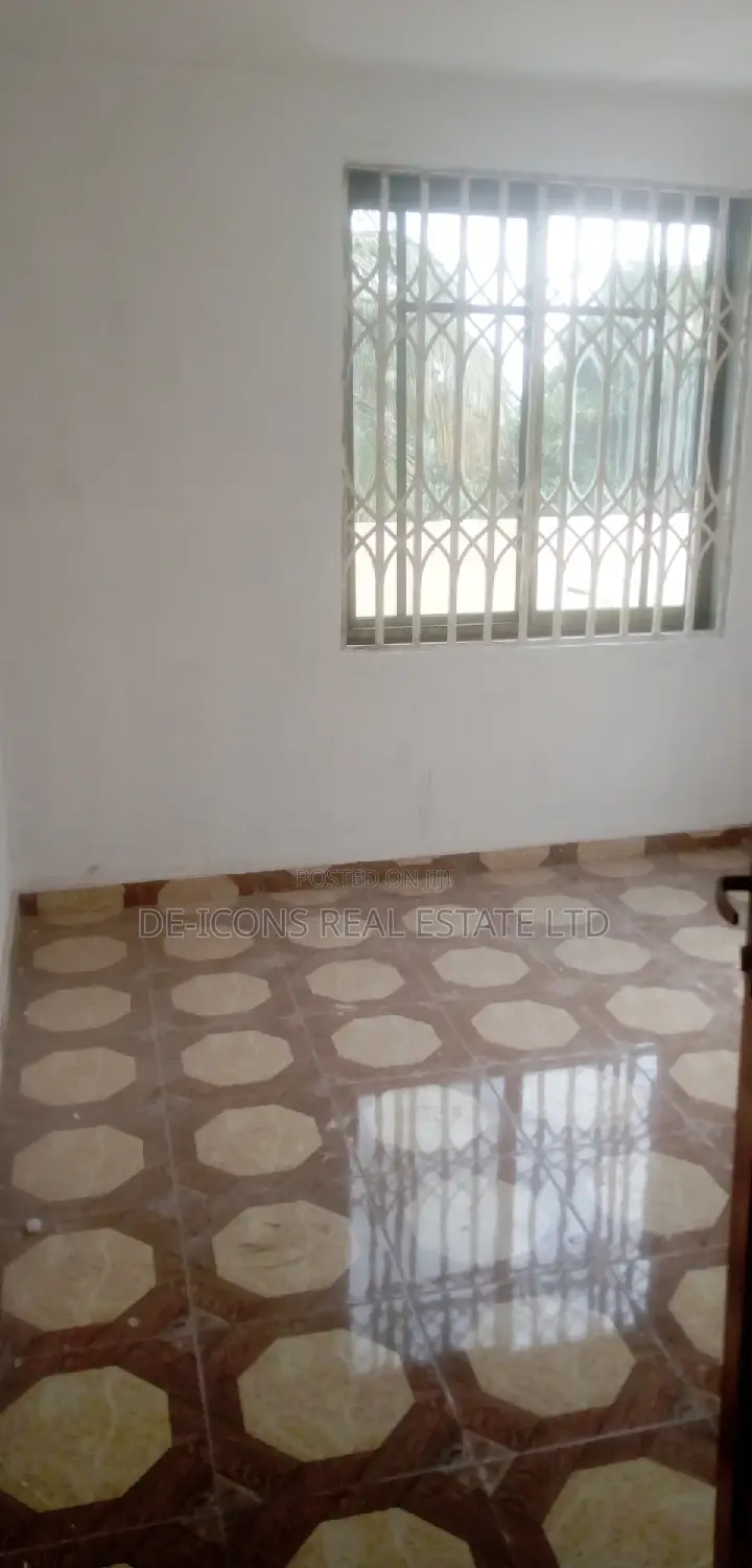 1bdrm Duplex in De-Icons Real Estate, Awutu Senya East Municipal