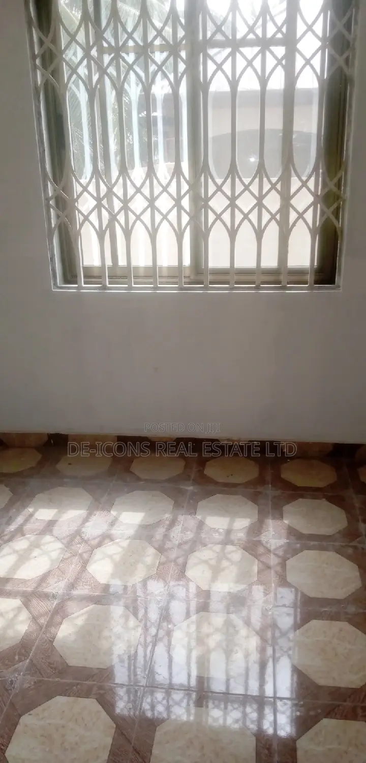 1bdrm Duplex in De-Icons Real Estate, Awutu Senya East Municipal