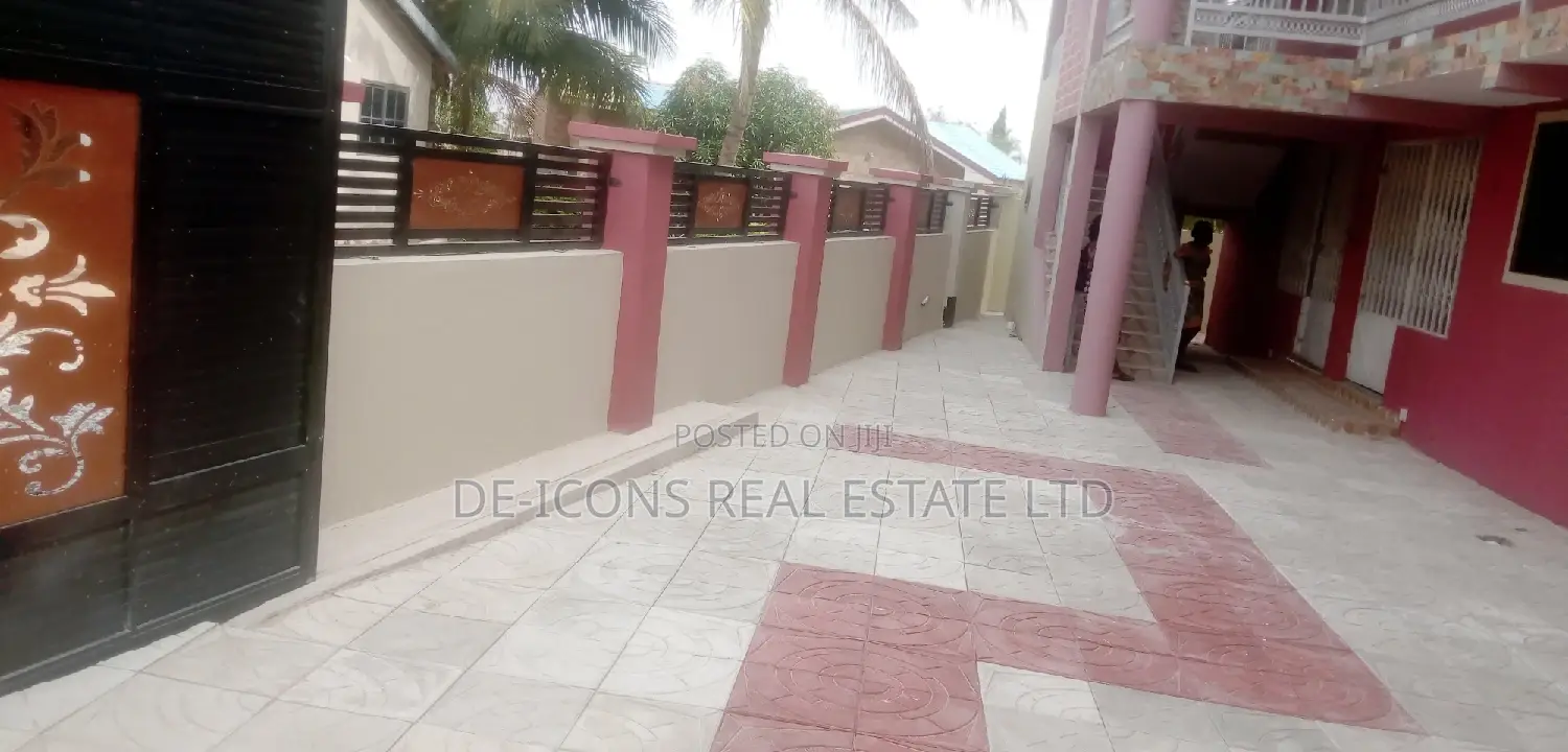 1bdrm Duplex in De-Icons Real Estate, Awutu Senya East Municipal