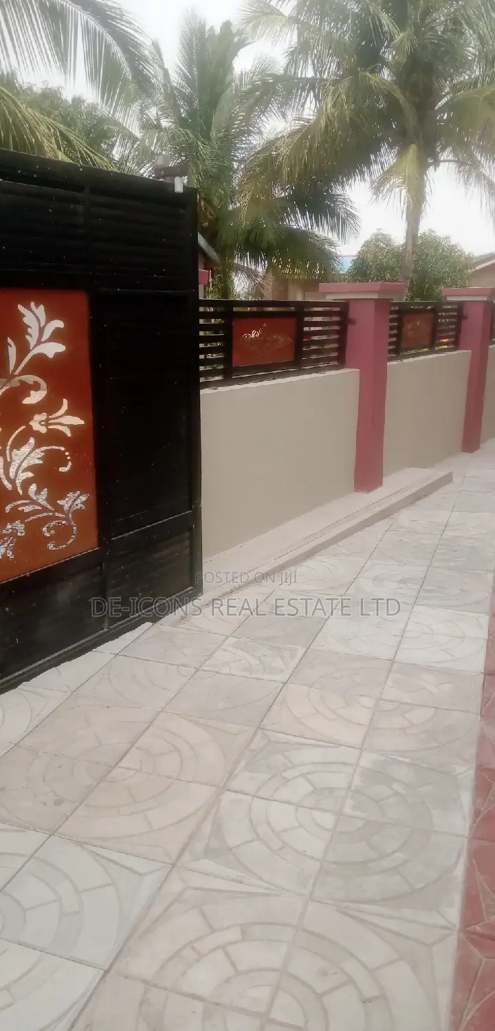 1bdrm Duplex in De-Icons Real Estate, Awutu Senya East Municipal