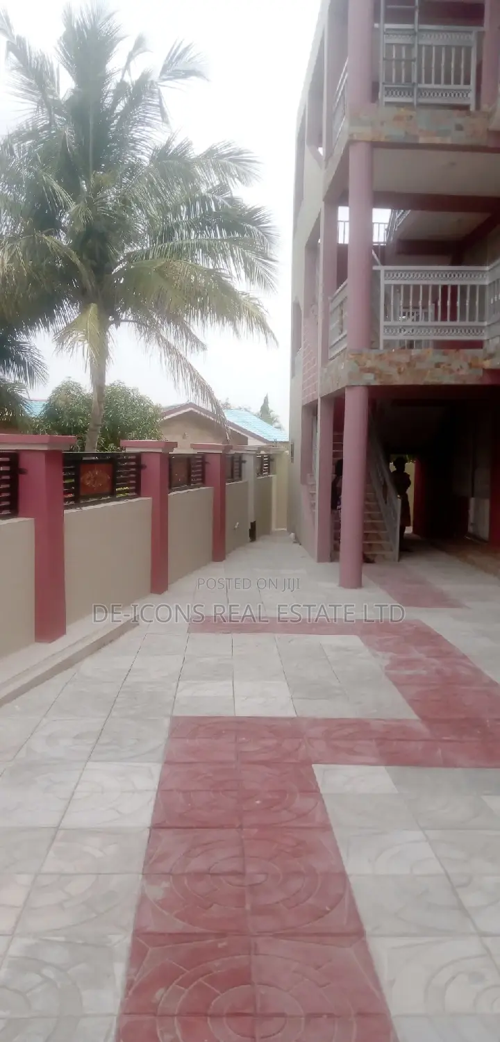 1bdrm Duplex in De-Icons Real Estate, Awutu Senya East Municipal