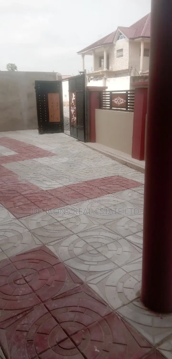 1bdrm Duplex in De-Icons Real Estate, Awutu Senya East Municipal