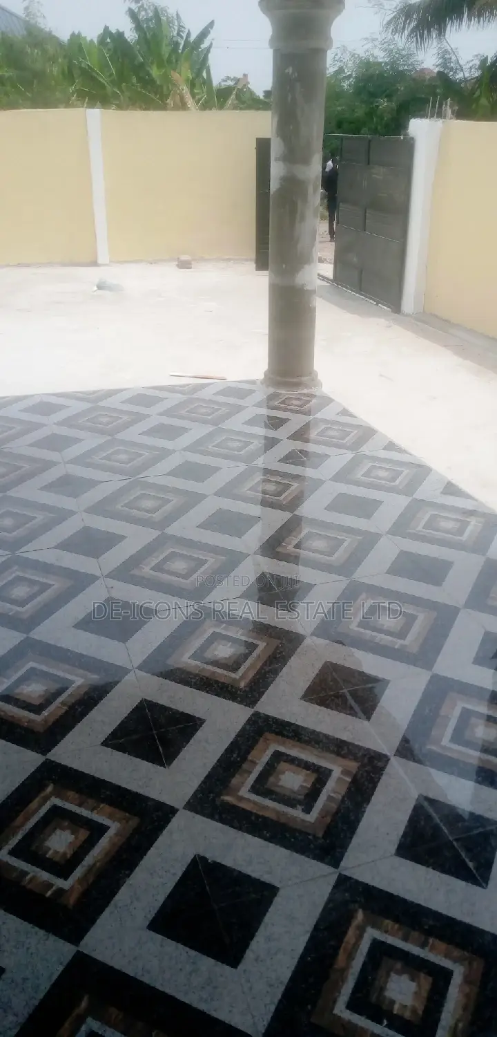 3bdrm House in De-Icons Real Estate, Awutu Senya East Municipal