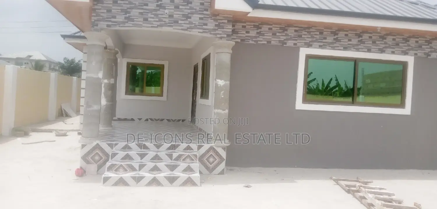 3bdrm House in De-Icons Real Estate, Awutu Senya East Municipal