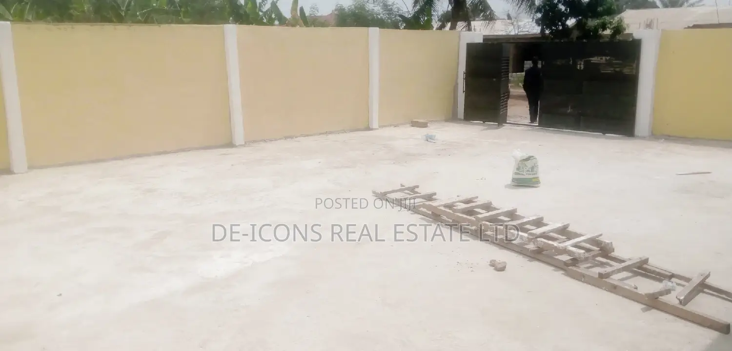 3bdrm House in De-Icons Real Estate, Awutu Senya East Municipal