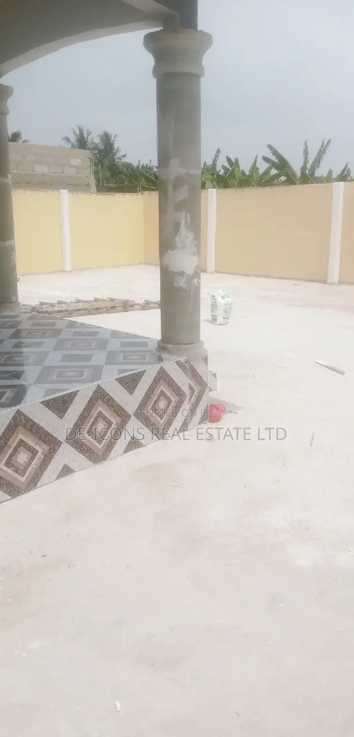 3bdrm House in De-Icons Real Estate, Awutu Senya East Municipal