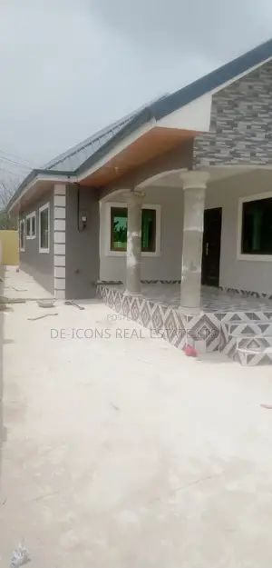 3bdrm House in De-Icons Real Estate, Awutu Senya East Municipal