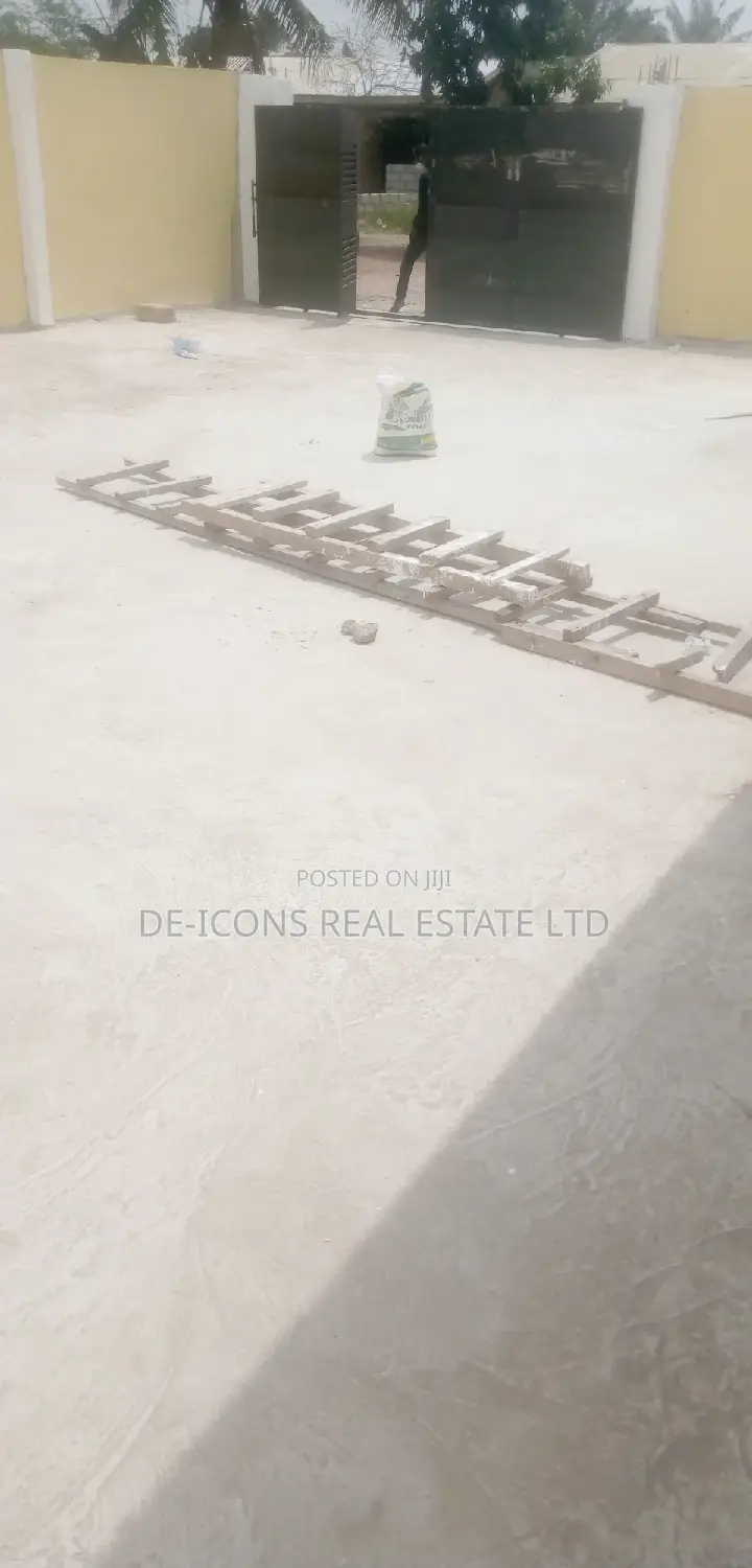 3bdrm House in De-Icons Real Estate, Awutu Senya East Municipal