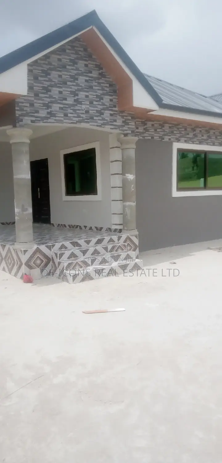 3bdrm House in De-Icons Real Estate, Awutu Senya East Municipal