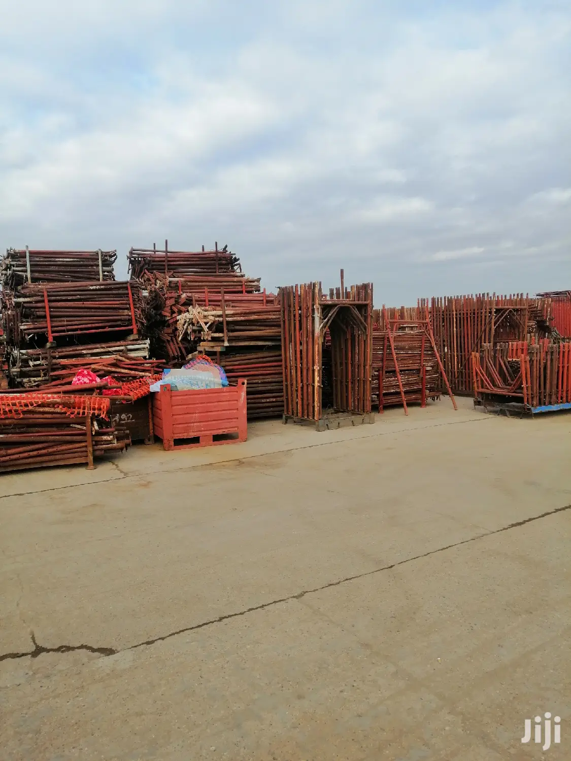Scaffolds /Yellowboards/Decking/Pillars/Formworks/Doka/Props