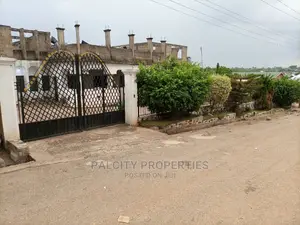 Seventeen (17) Bedrooms House for Sale in Santasi