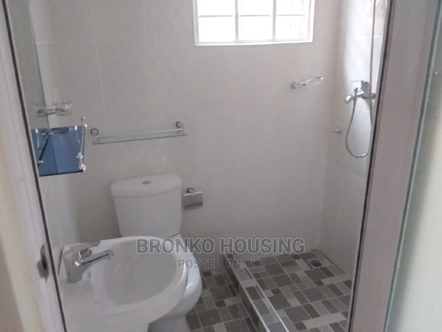 3bdrm House in Bronko Housing, Accra Metropolitan for sale