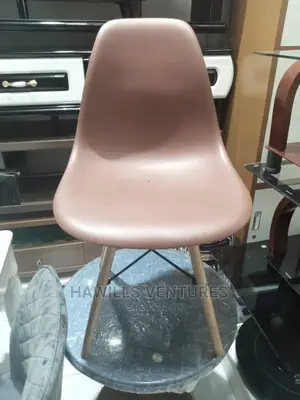 V-Legs Chair