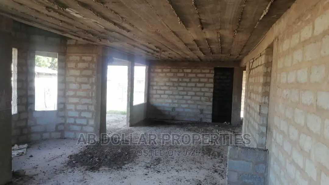 5 Bedrooms House for Sale Tema Metropolitan