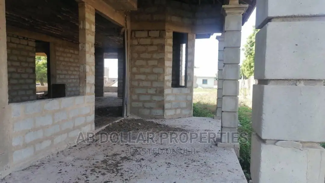 5 Bedrooms House for Sale Tema Metropolitan