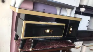 Expandable TV Stand