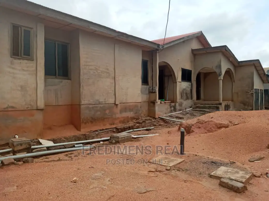 8bdrm House in Fredimens Real, Kumasi Metropolitan for sale