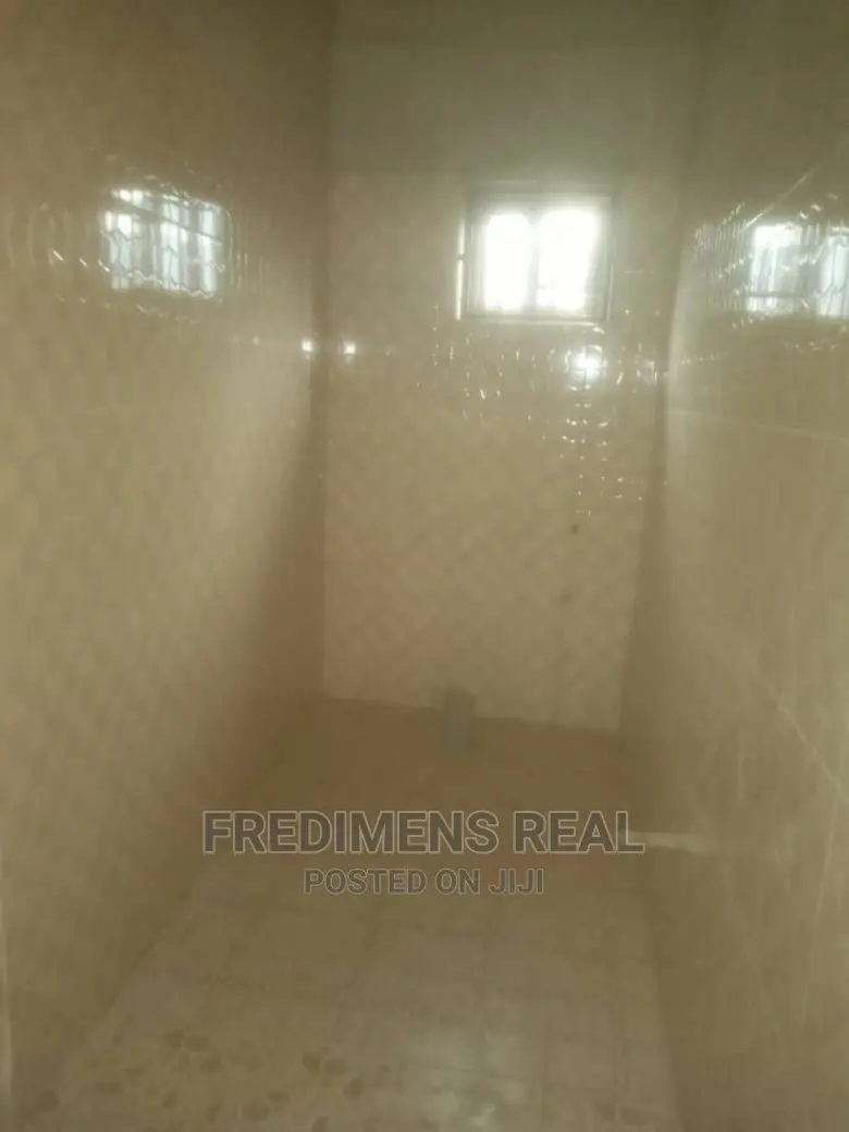 8bdrm House in Fredimens Real, Kumasi Metropolitan for sale