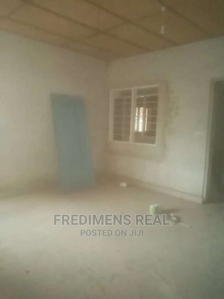 8bdrm House in Fredimens Real, Kumasi Metropolitan for sale