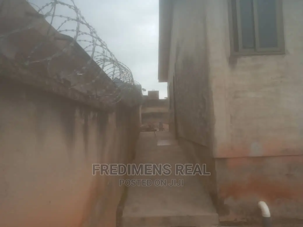8bdrm House in Fredimens Real, Kumasi Metropolitan for sale