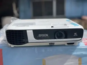 Brand New Epson Ebx-51 Projector With 3800 Lumen