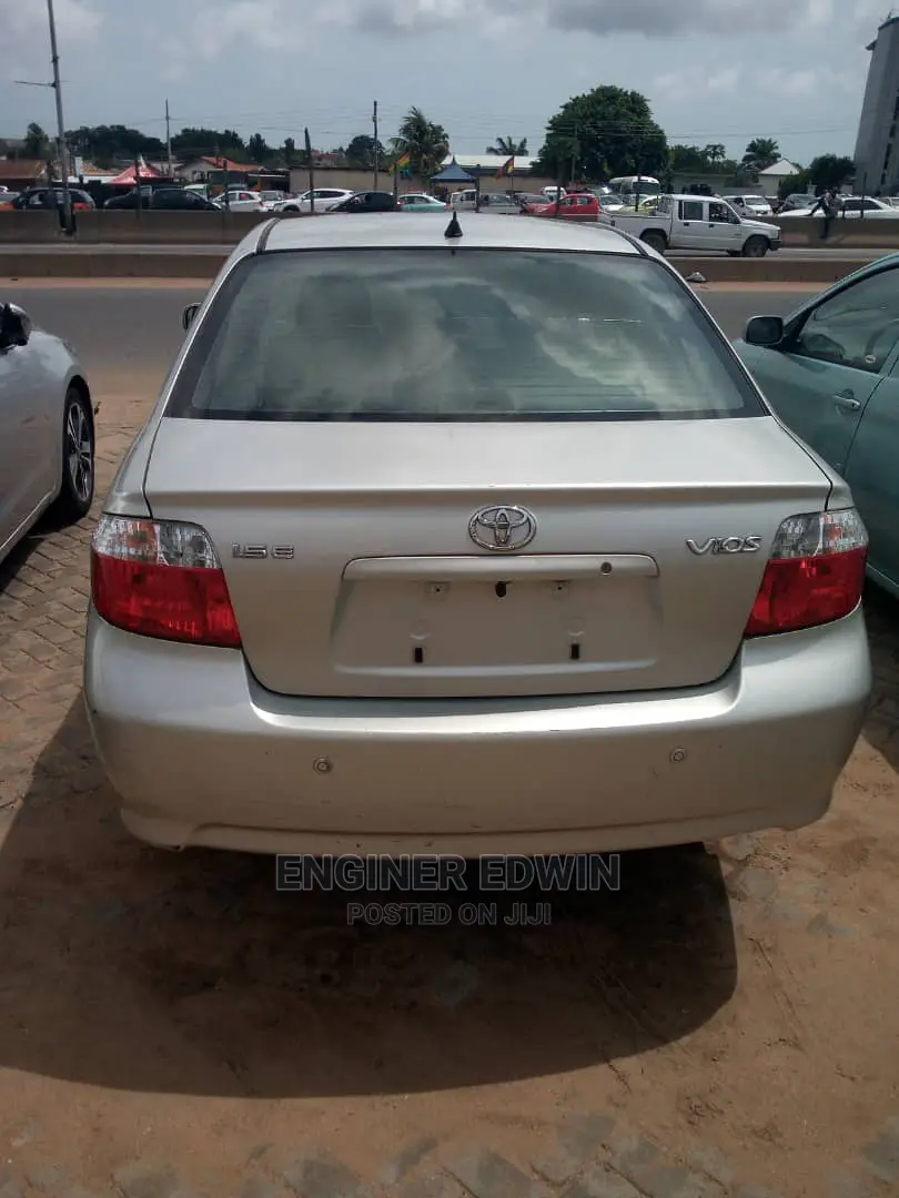 Toyota Yaris Base Sedan 4dr 2010 Silver