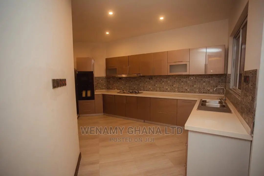 Furnished 5bdrm House in Community 25, Tema Metropolitan for Sale