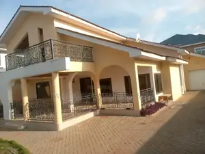 4bdrm Duplex in Community 18 Estate, Spintex for rent