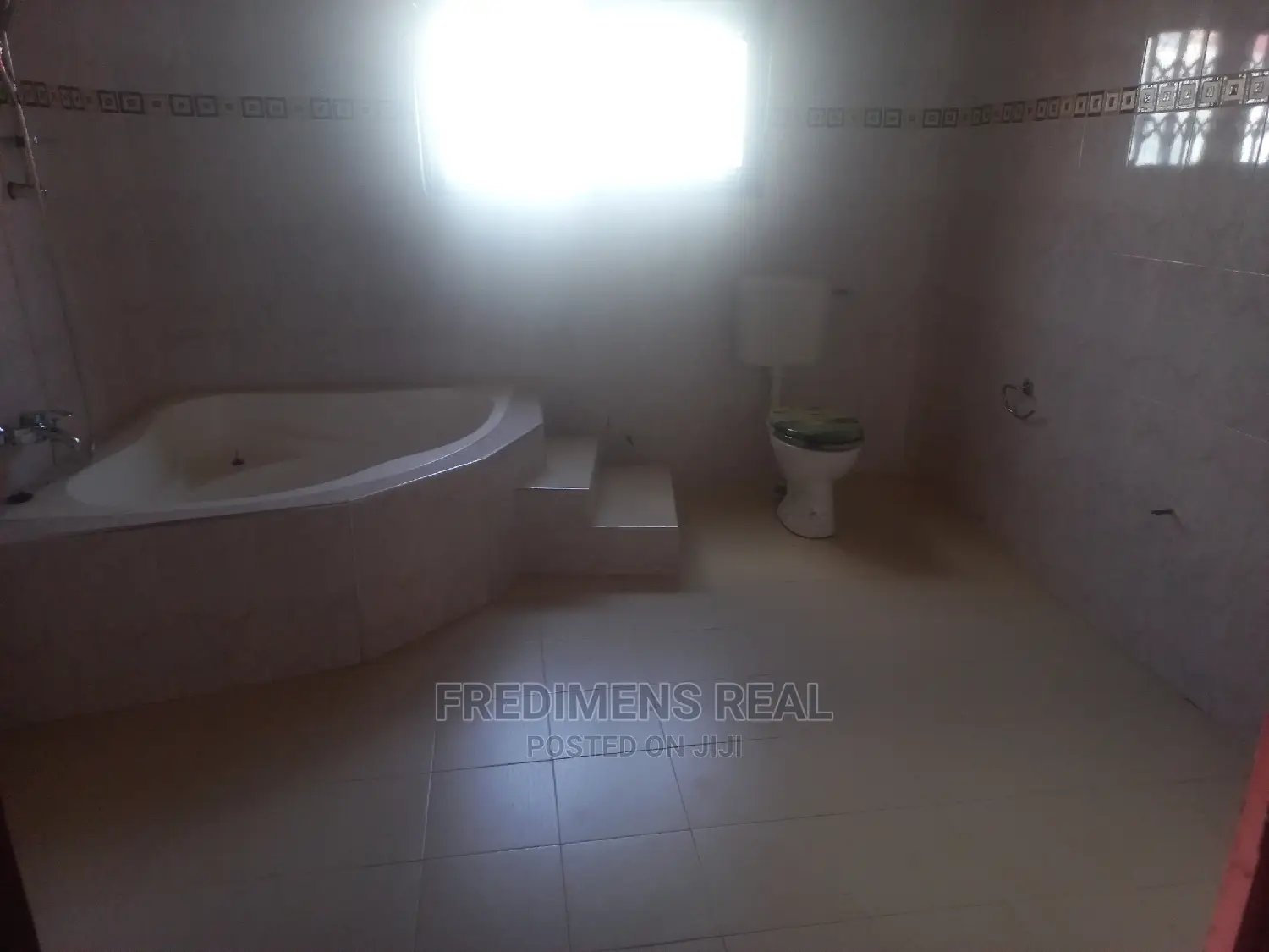 8bdrm House in Apatrapa For Sale, Kumasi Metropolitan for sale