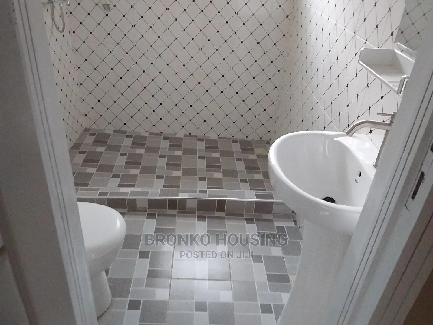 3bdrm House in Bronko Housing, Accra Metropolitan for sale