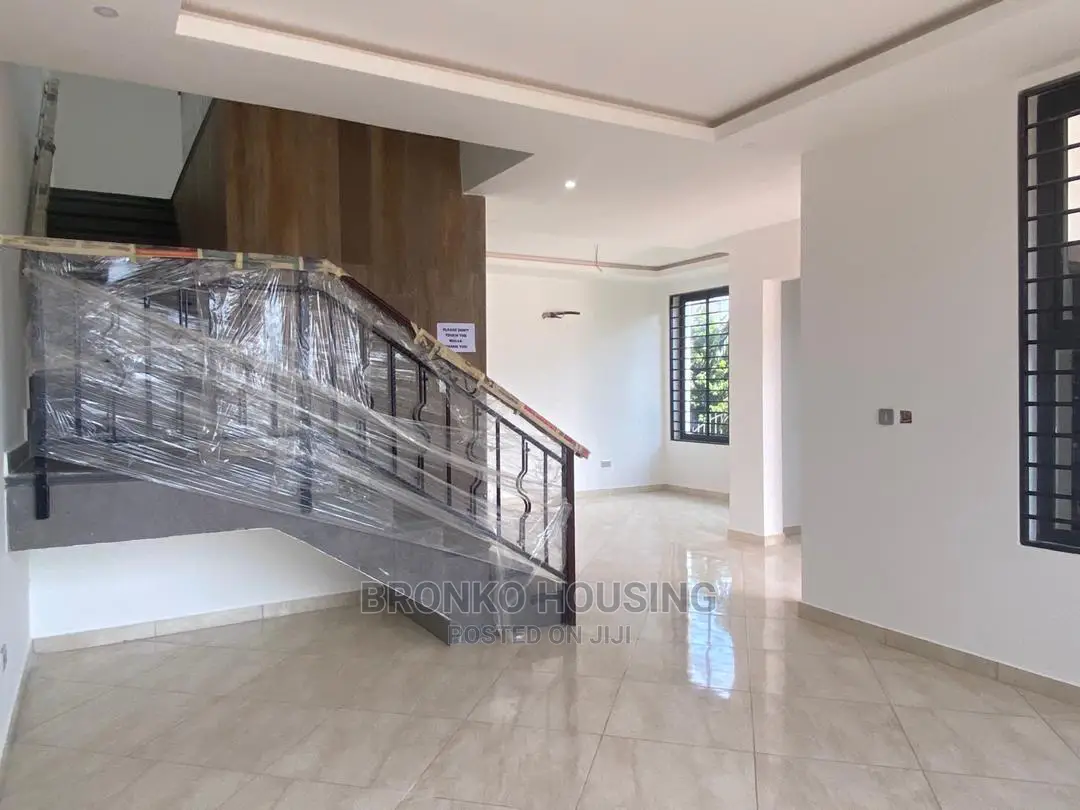 3bdrm House in Bronko Housing, Achimota for rent