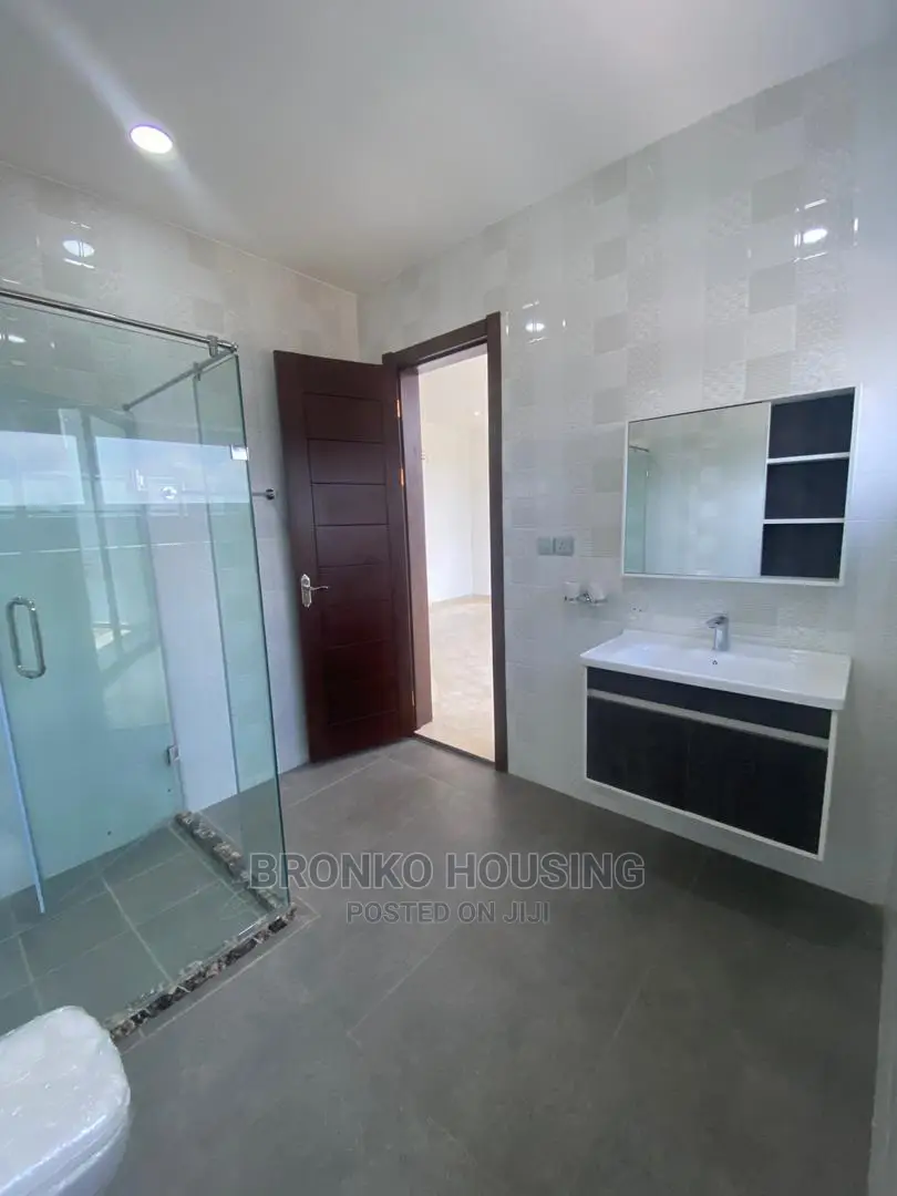 3bdrm House in Bronko Housing, Achimota for rent