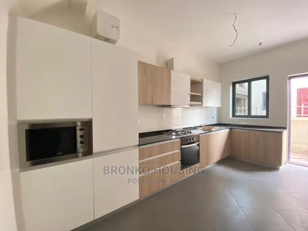 3bdrm House in Bronko Housing, Achimota for rent