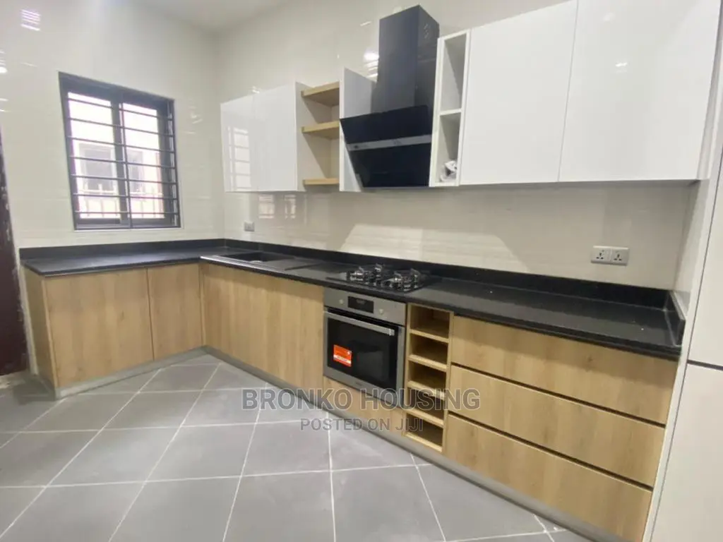 3bdrm House in Bronko Housing, Achimota for rent