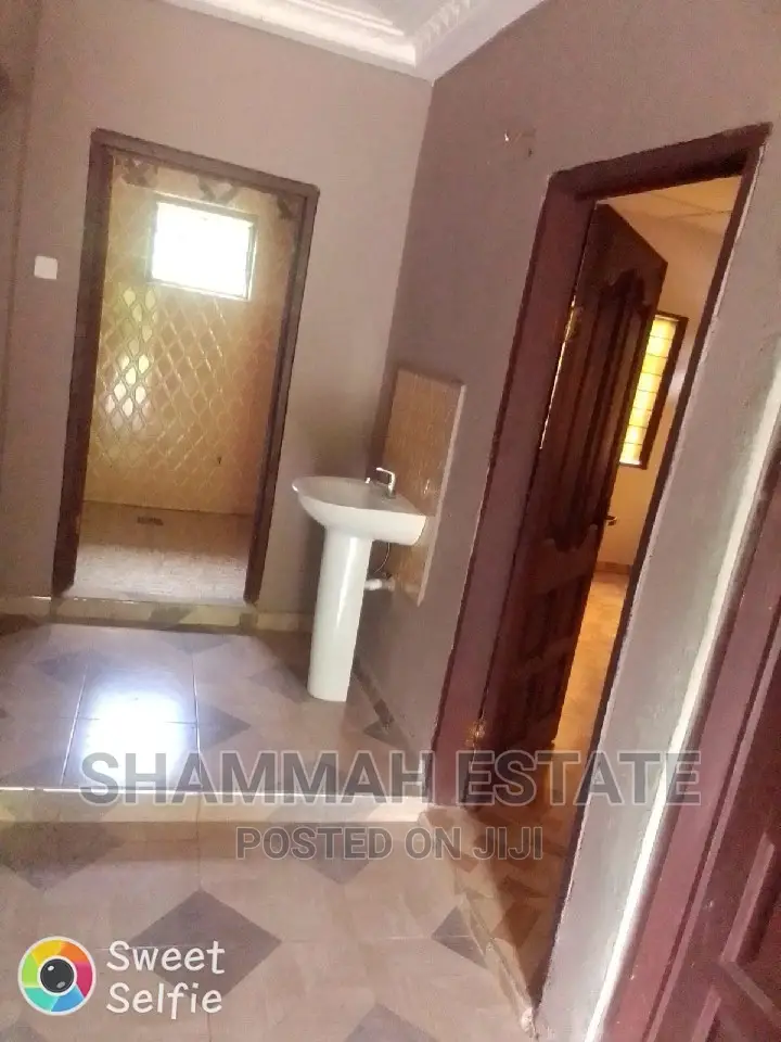 10bdrm Apartment in Aiding Estate, Sunyani Municipal for rent