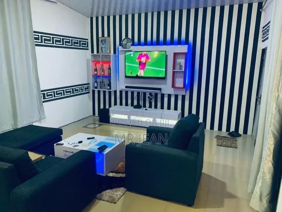 Professional Painter and Wallpaper Installer