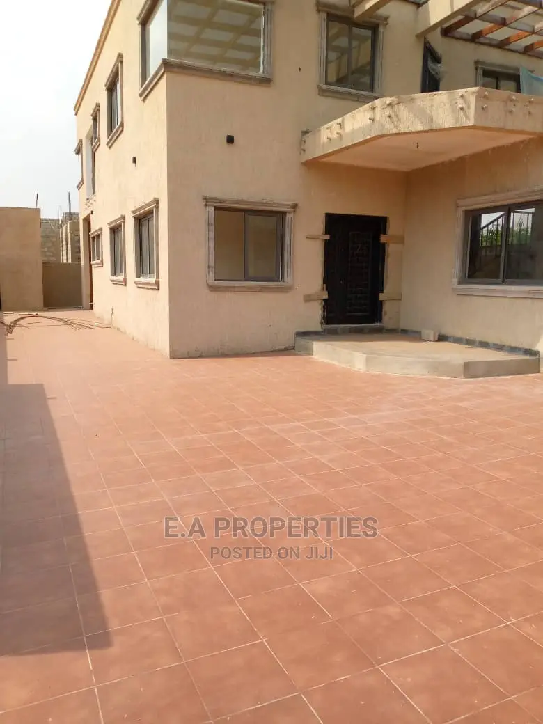 5bdrm House in E Properties, Otano for Sale