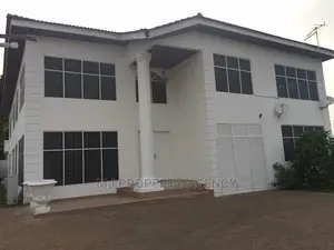 10bdrm House in Community 12, Tema Metropolitan for sale