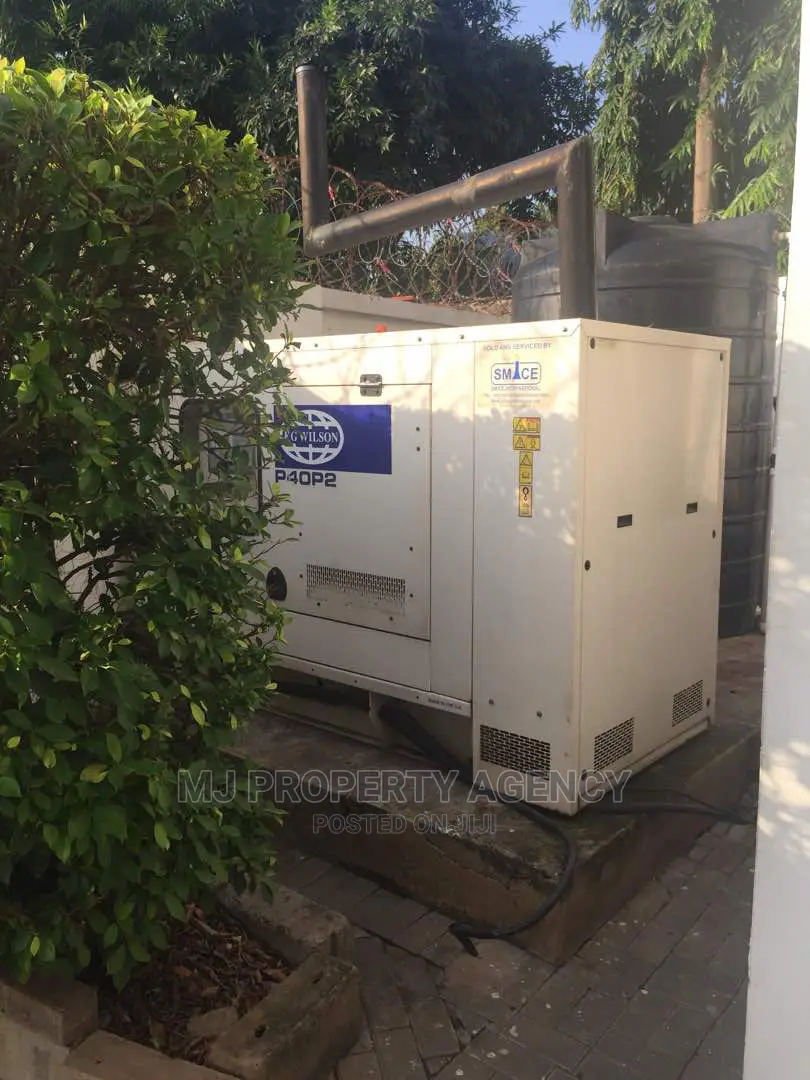 10bdrm House in Community 12, Tema Metropolitan for sale