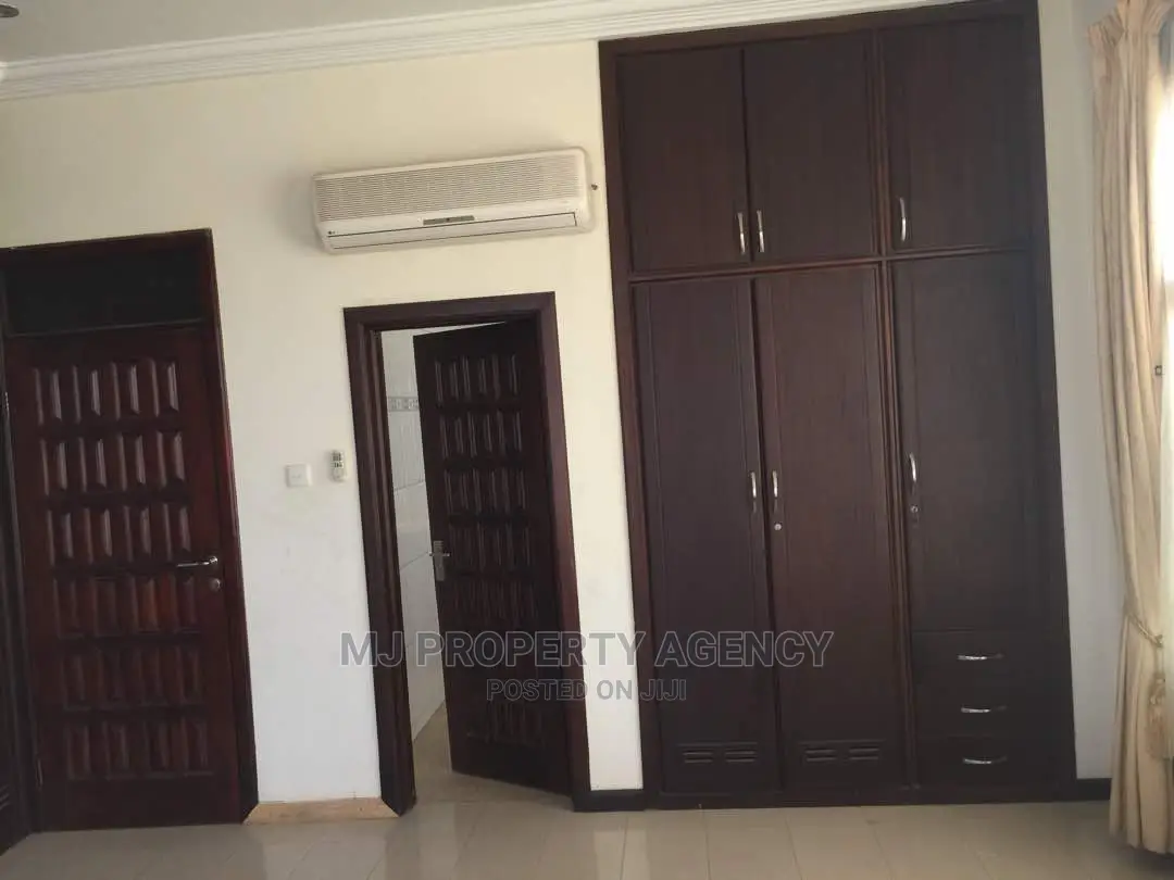 10bdrm House in Community 12, Tema Metropolitan for sale