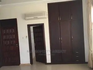 10bdrm House in Community 12, Tema Metropolitan for sale