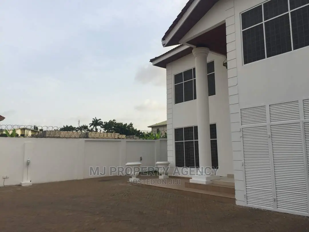 10bdrm House in Community 12, Tema Metropolitan for sale