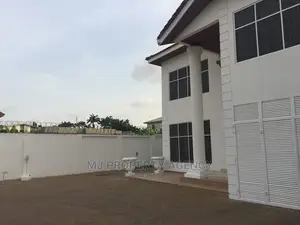 10bdrm House in Community 12, Tema Metropolitan for sale