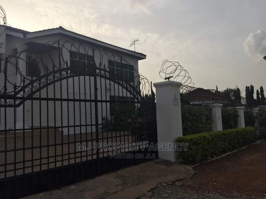 10bdrm House in Community 12, Tema Metropolitan for sale