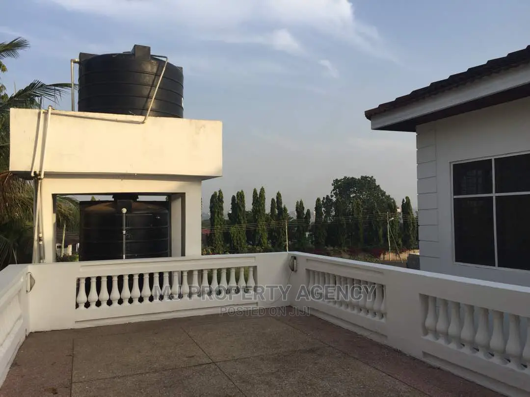 10bdrm House in Community 12, Tema Metropolitan for sale