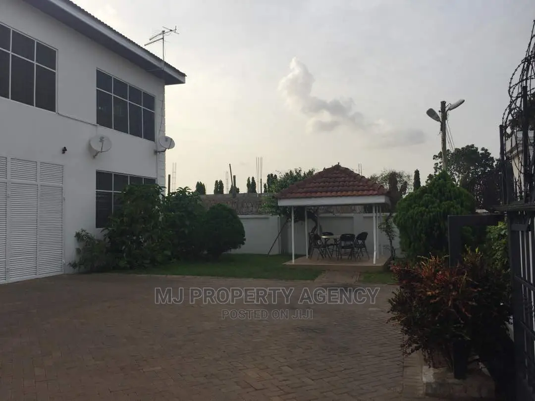10bdrm House in Community 12, Tema Metropolitan for sale