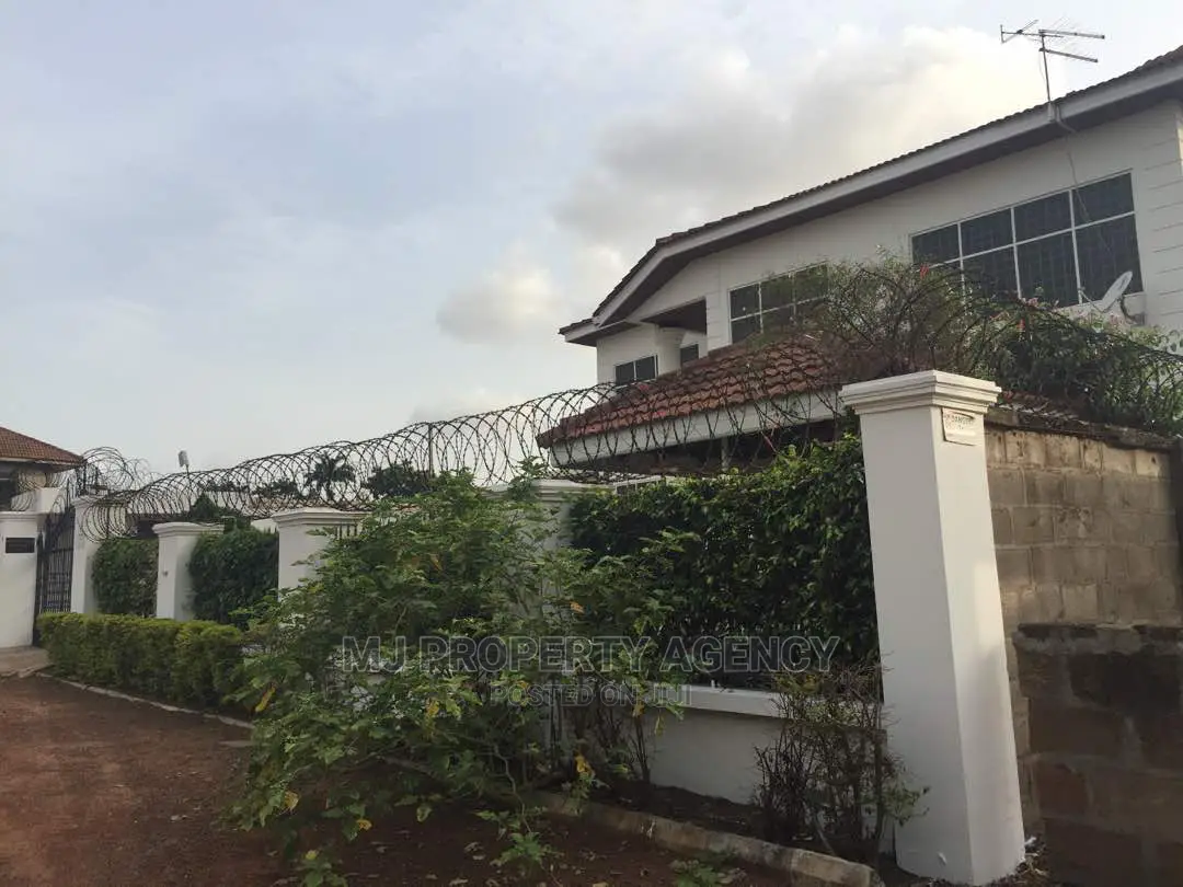 10bdrm House in Community 12, Tema Metropolitan for sale